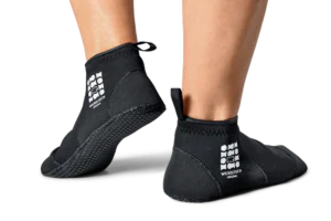 Schwarze Neopren Schwimmsocken von Wickelfisch